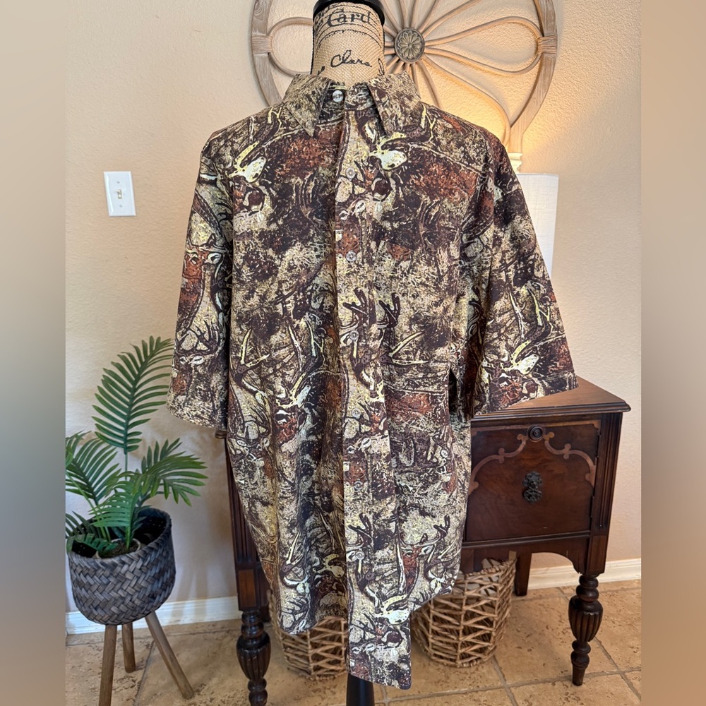 New Wrangler Camodog Deer Pattern Men's Brown and Tan Patterned Shirt